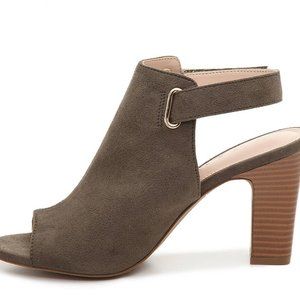 Kelly & Katie Sonyah High Vamp Open Toed Sandal